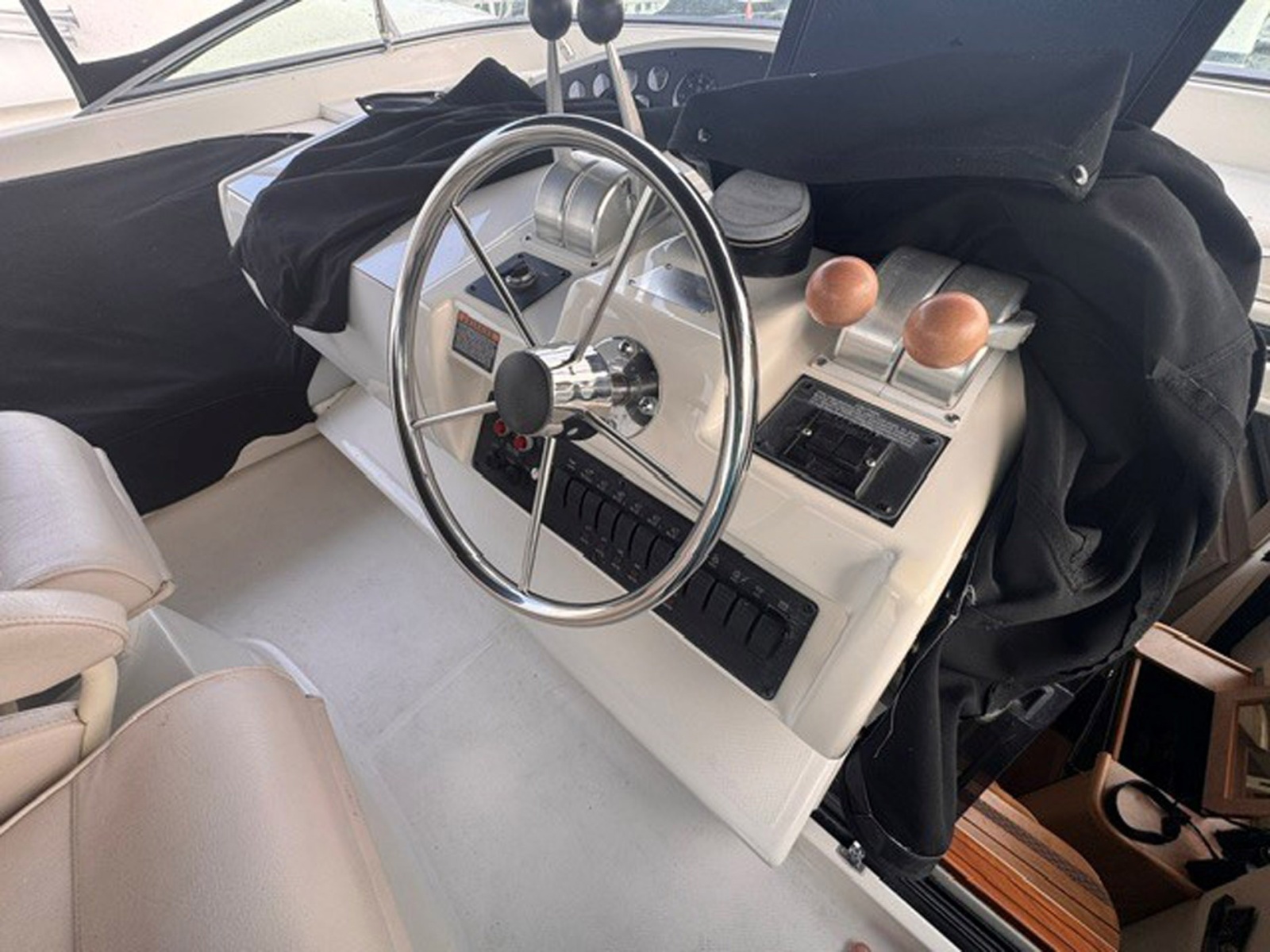 2000 Bayliner 5288 Pilot House Motoryacht — Trading Places