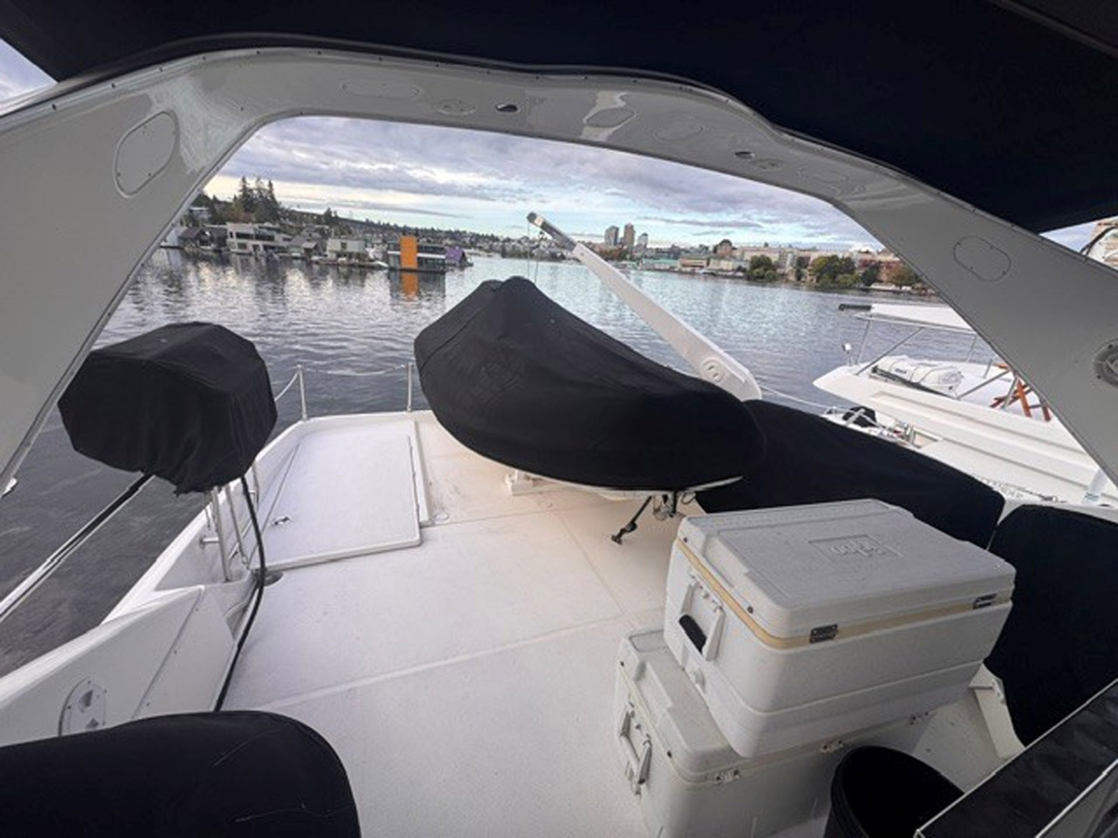 2000 Bayliner 5288 Pilot House Motoryacht — Trading Places