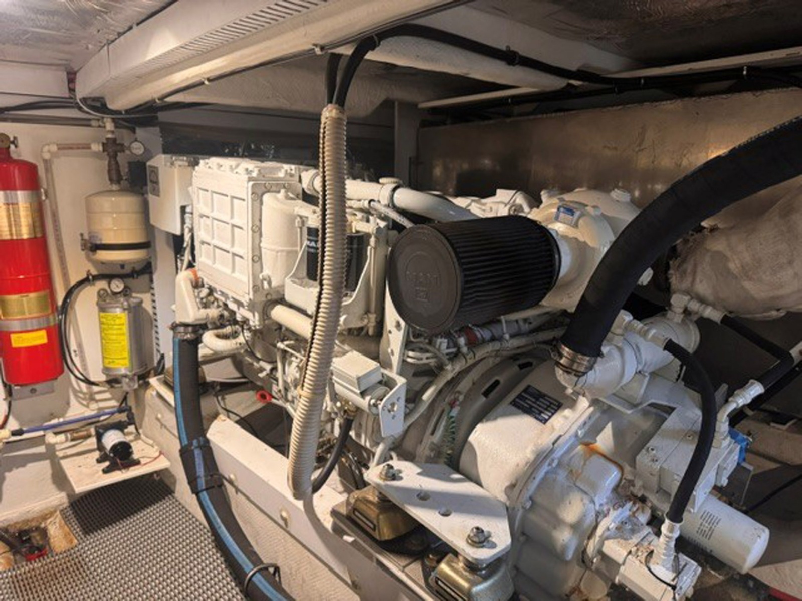 2000 Bayliner 5288 Pilot House Motoryacht — Trading Places