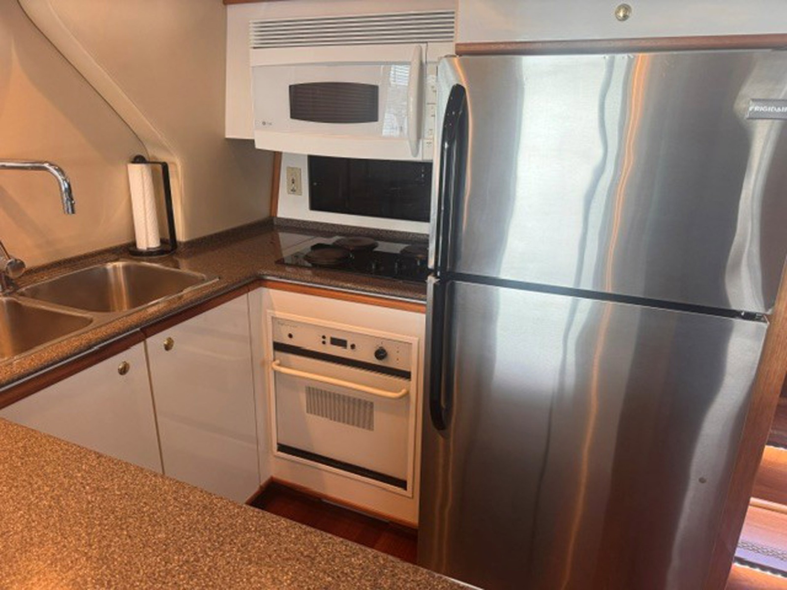 2000 Bayliner 5288 Pilot House Motoryacht — Trading Places