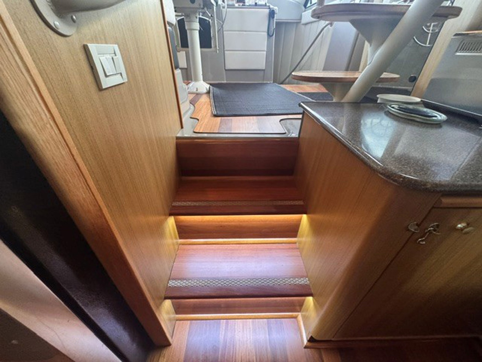 2000 Bayliner 5288 Pilot House Motoryacht — Trading Places