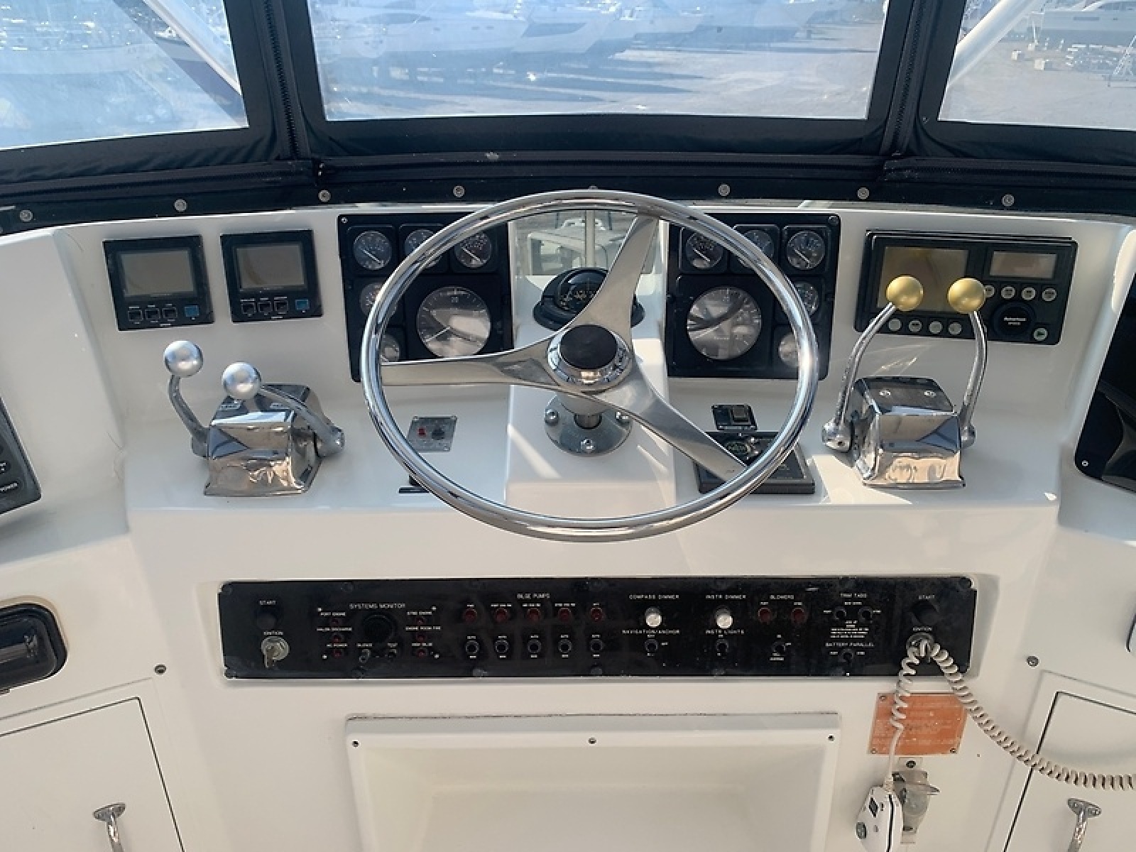 1998 Hatteras 42 Cockpit Motor Yacht — 0005984610
