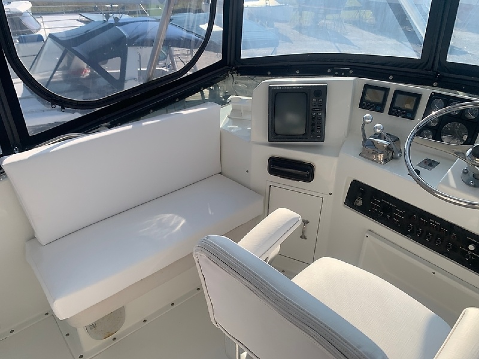 1998 Hatteras 42 Cockpit Motor Yacht — 0005984614