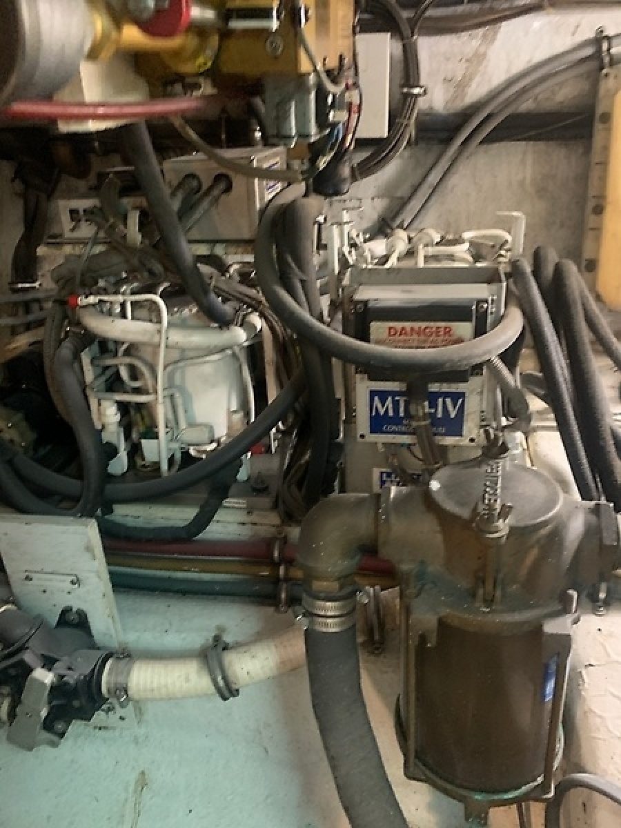 1998 Hatteras 42 Cockpit Motor Yacht — 0005985403