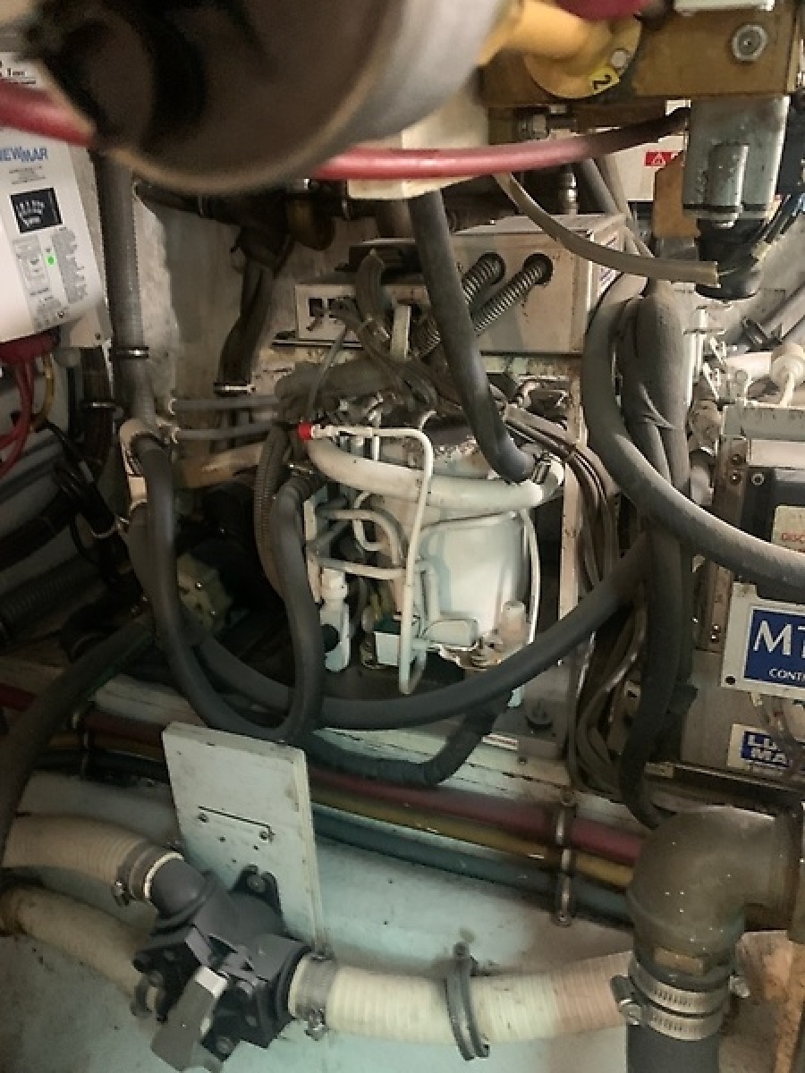 1998 Hatteras 42 Cockpit Motor Yacht — 0005985411