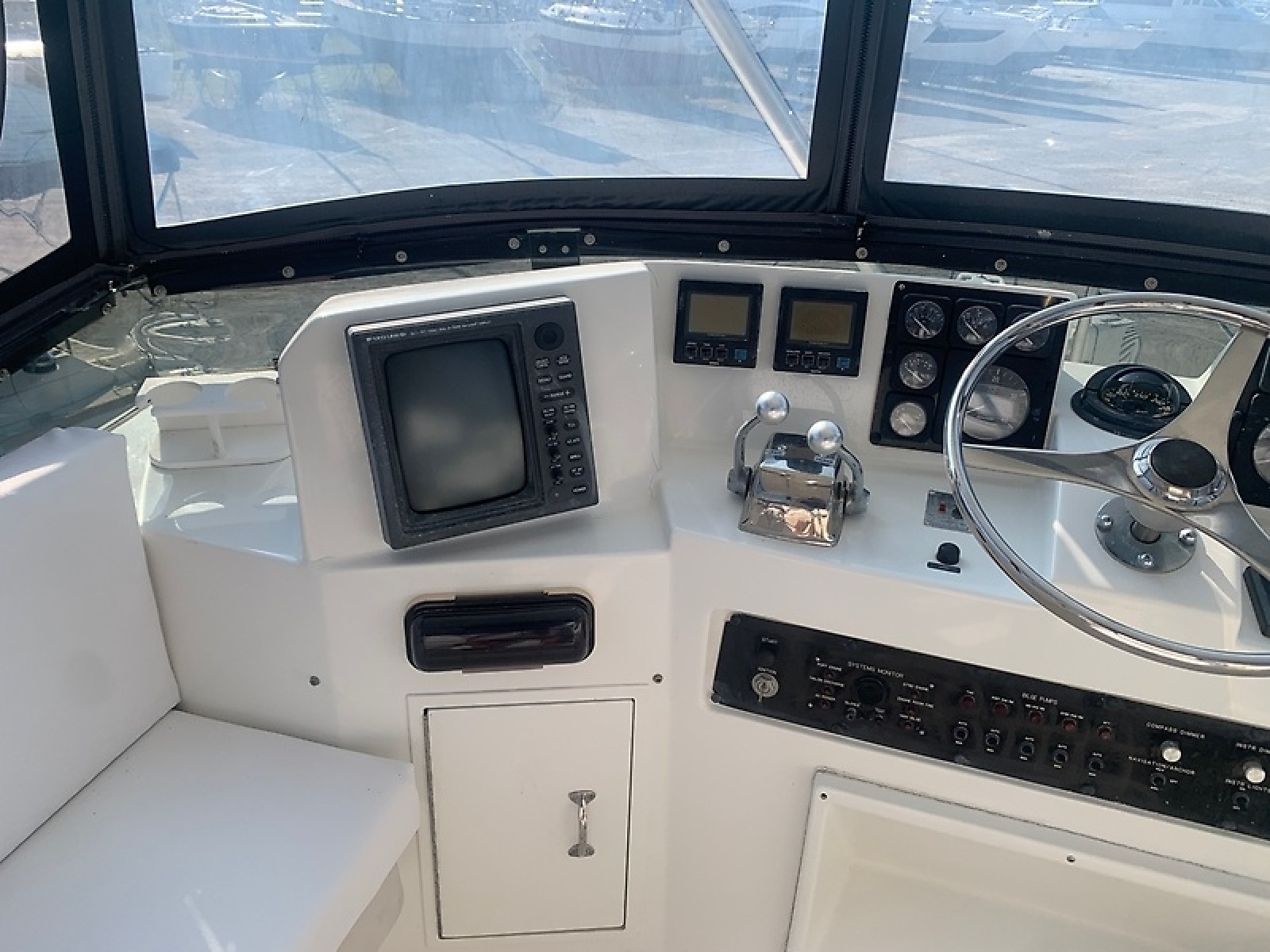 1998 Hatteras 42 Cockpit Motor Yacht — 0005984607