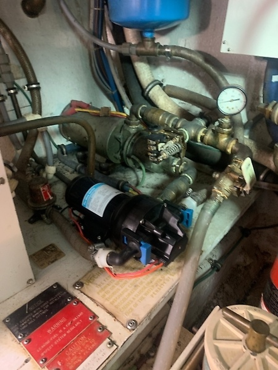 1998 Hatteras 42 Cockpit Motor Yacht — 0005985406