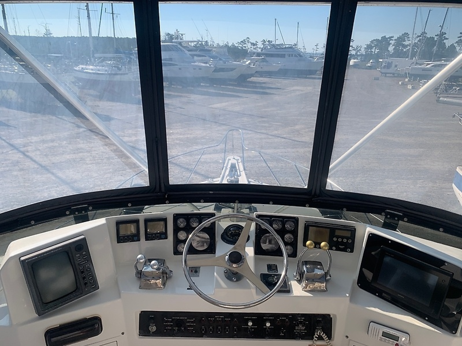 1998 Hatteras 42 Cockpit Motor Yacht — 0005984609