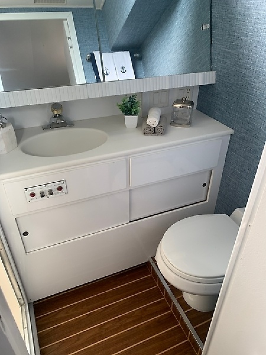 1998 Hatteras 42 Cockpit Motor Yacht — 0005985440