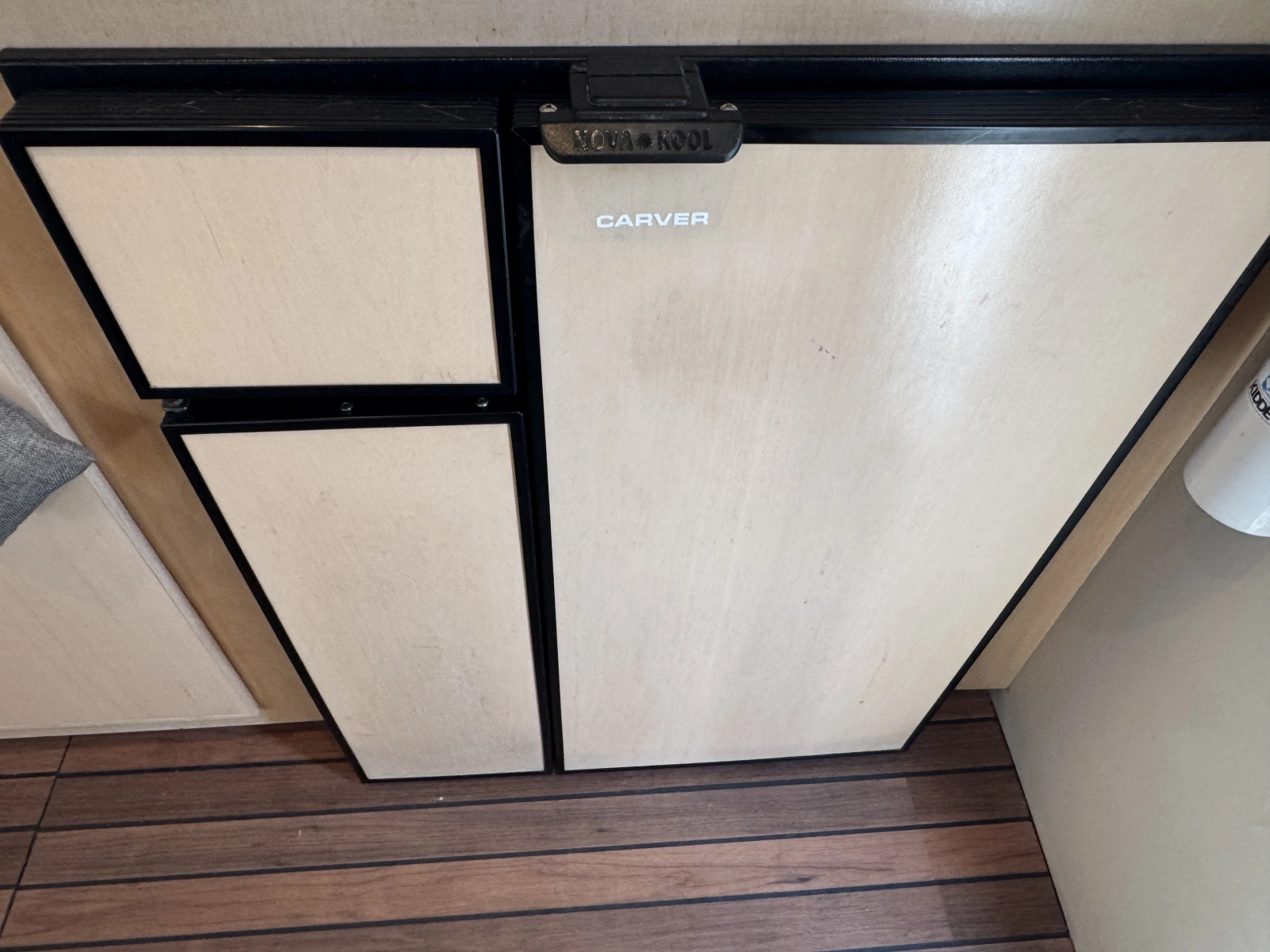 1999 Carver 370 Voyager