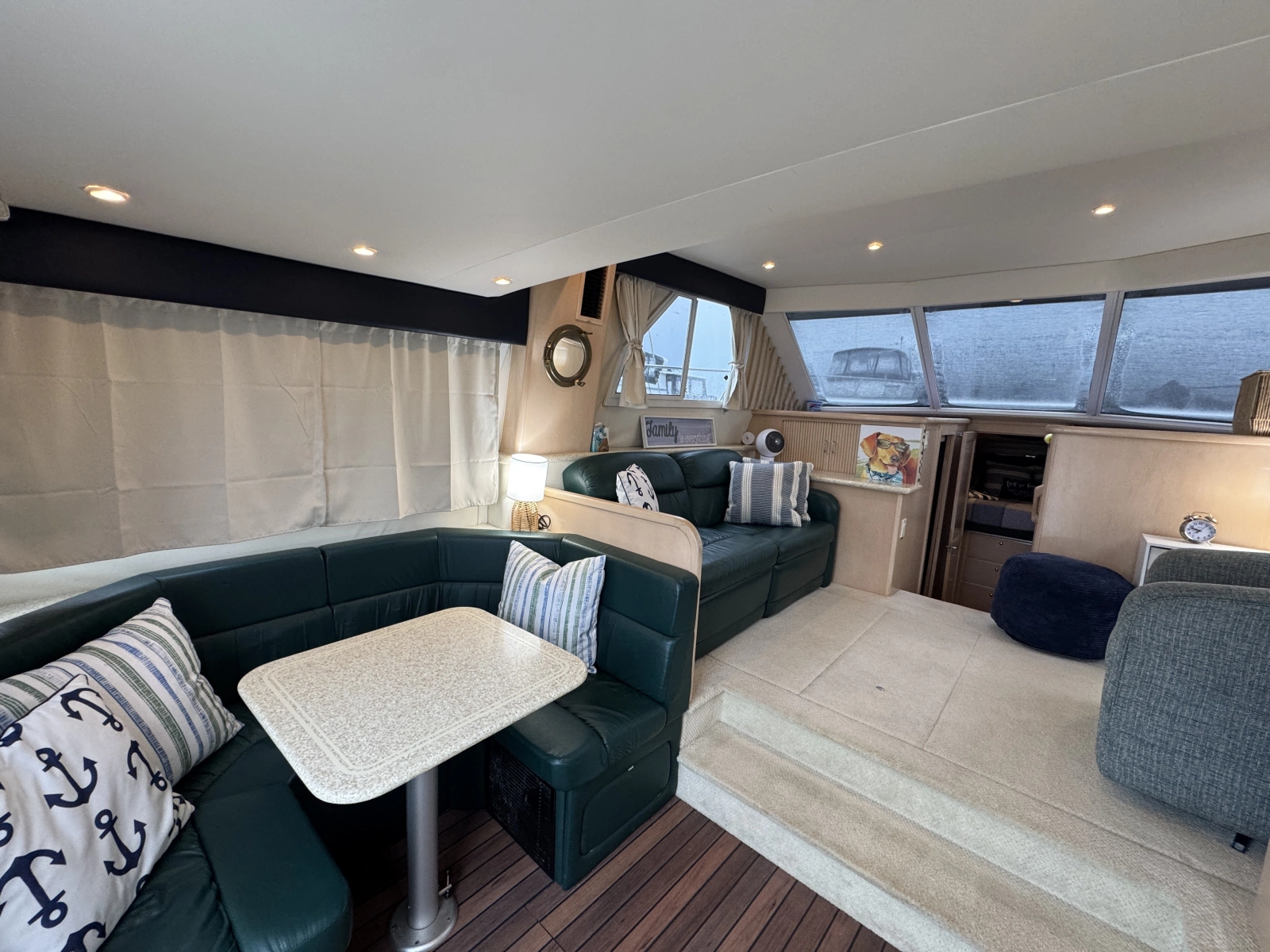 1999 Carver 370 Voyager