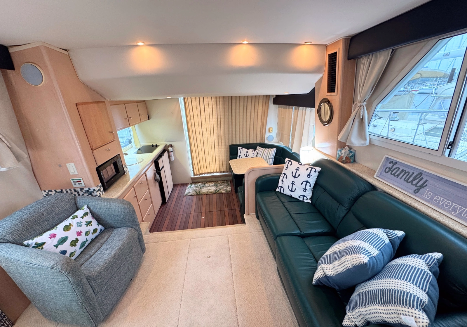 1999 Carver 370 Voyager