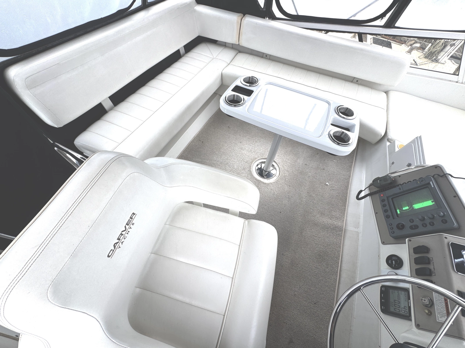 1999 Carver 370 Voyager
