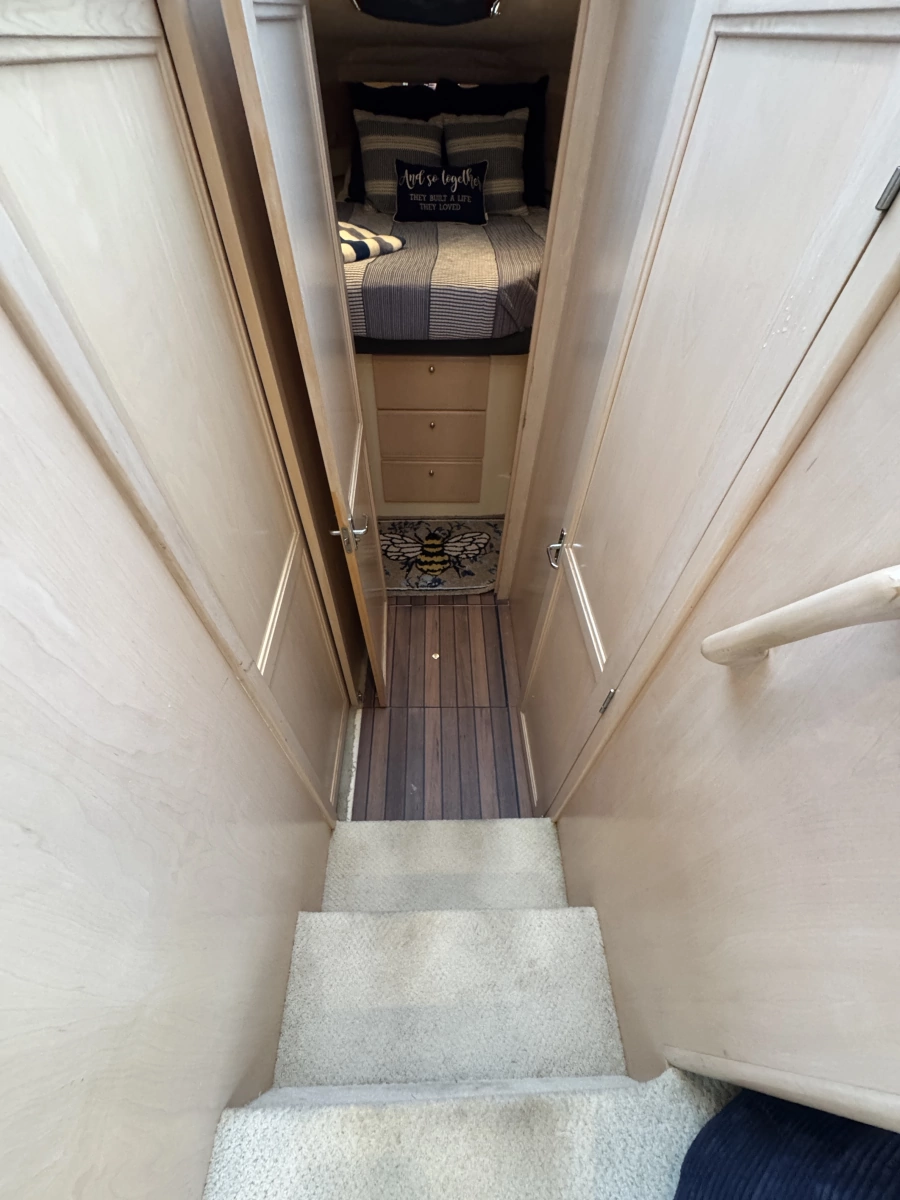 1999 Carver 370 Voyager