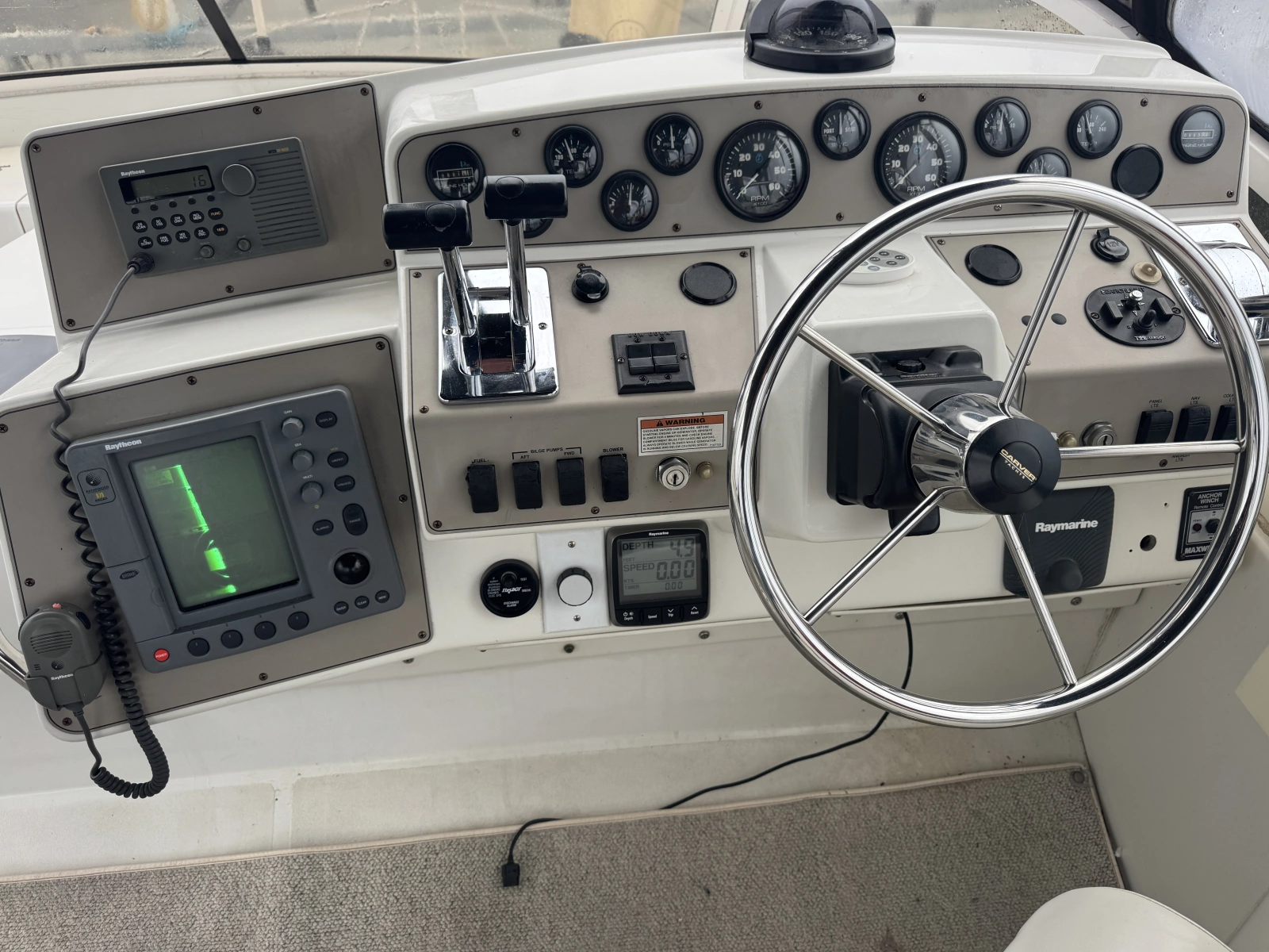 1999 Carver 370 Voyager