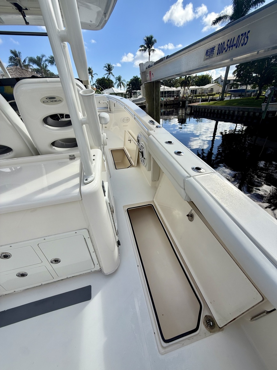 2021 Cobia 350