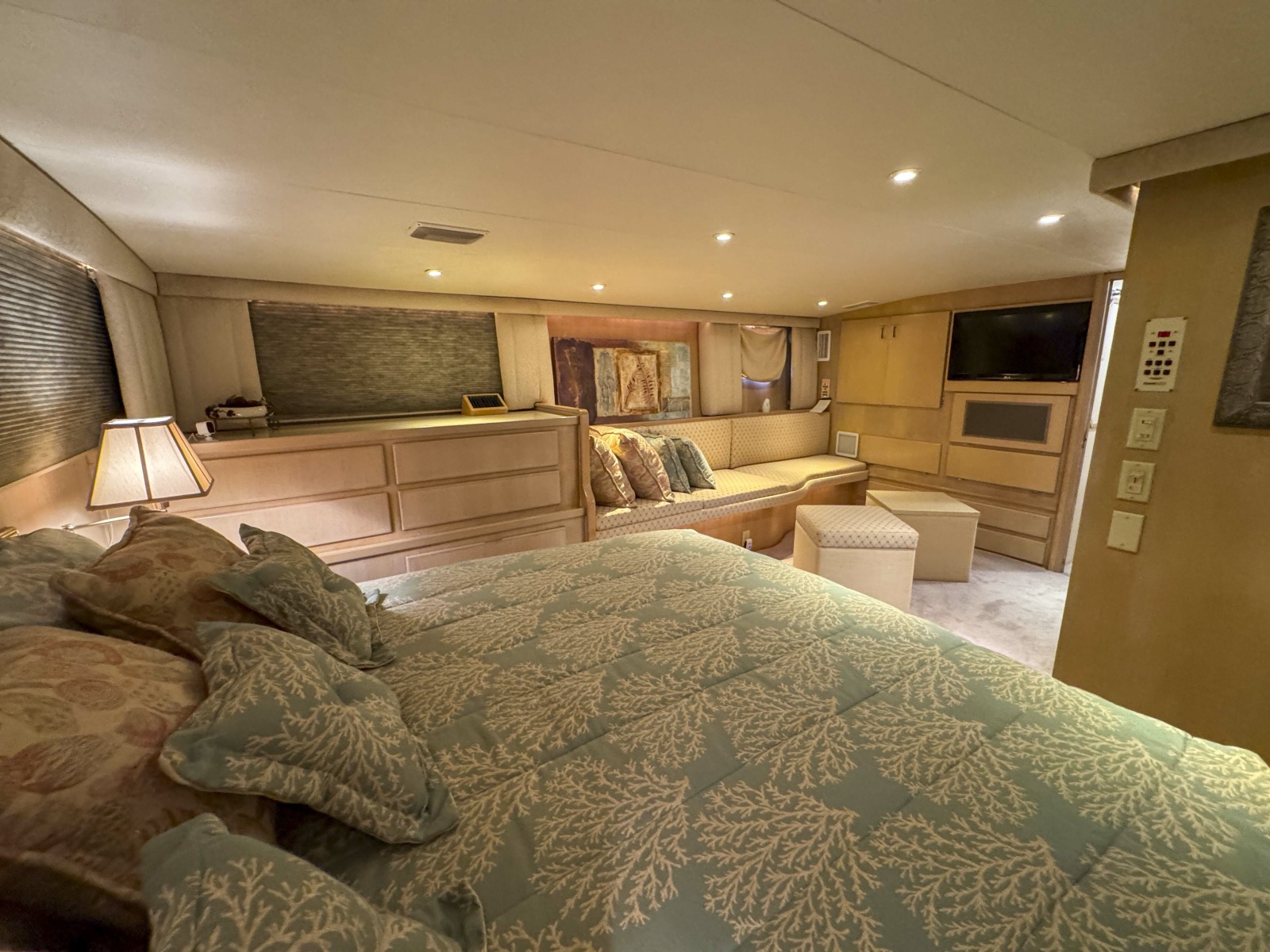 1991 Hatteras 70 Cockpit Motor Yacht