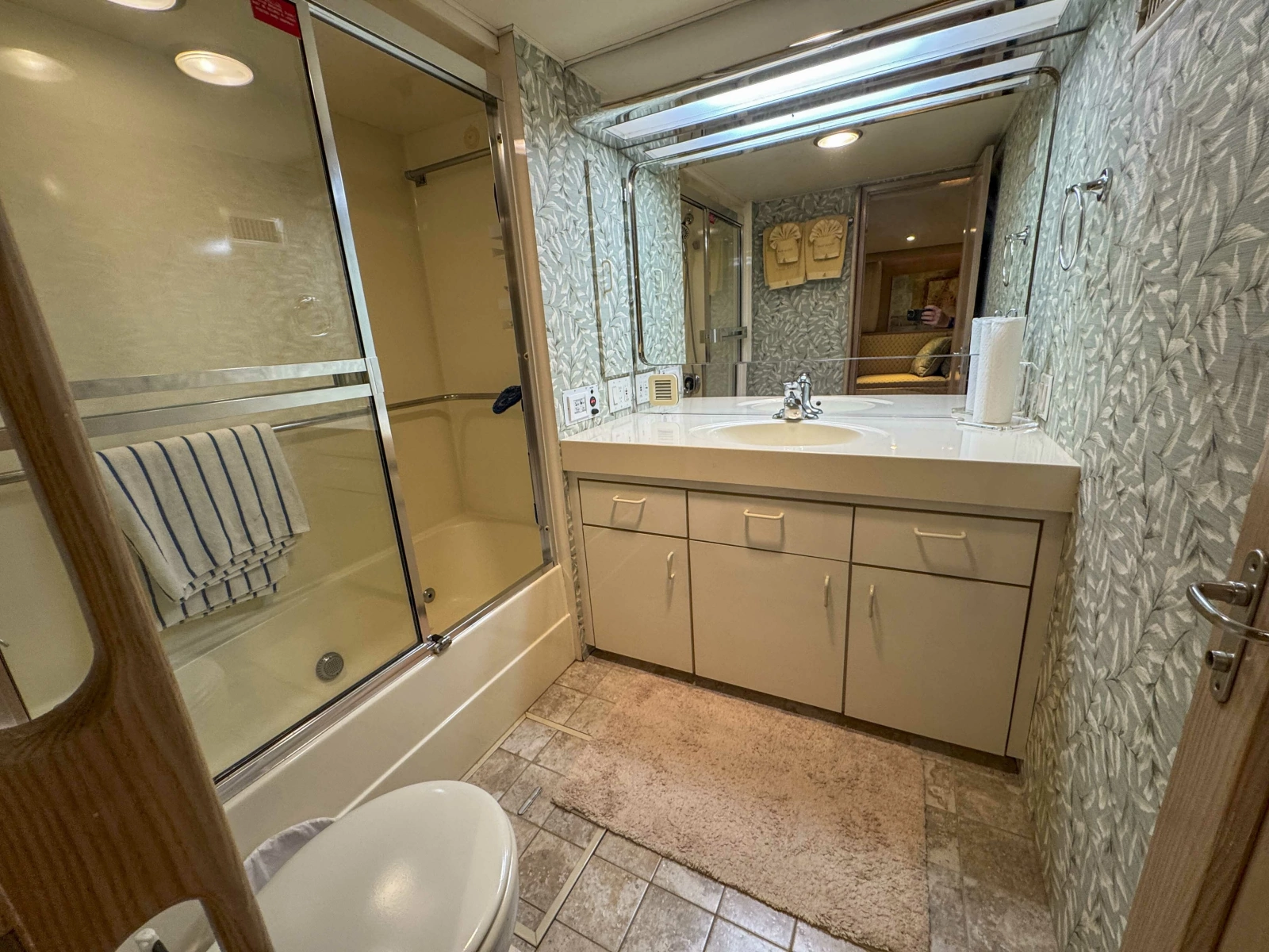 1991 Hatteras 70 Cockpit Motor Yacht