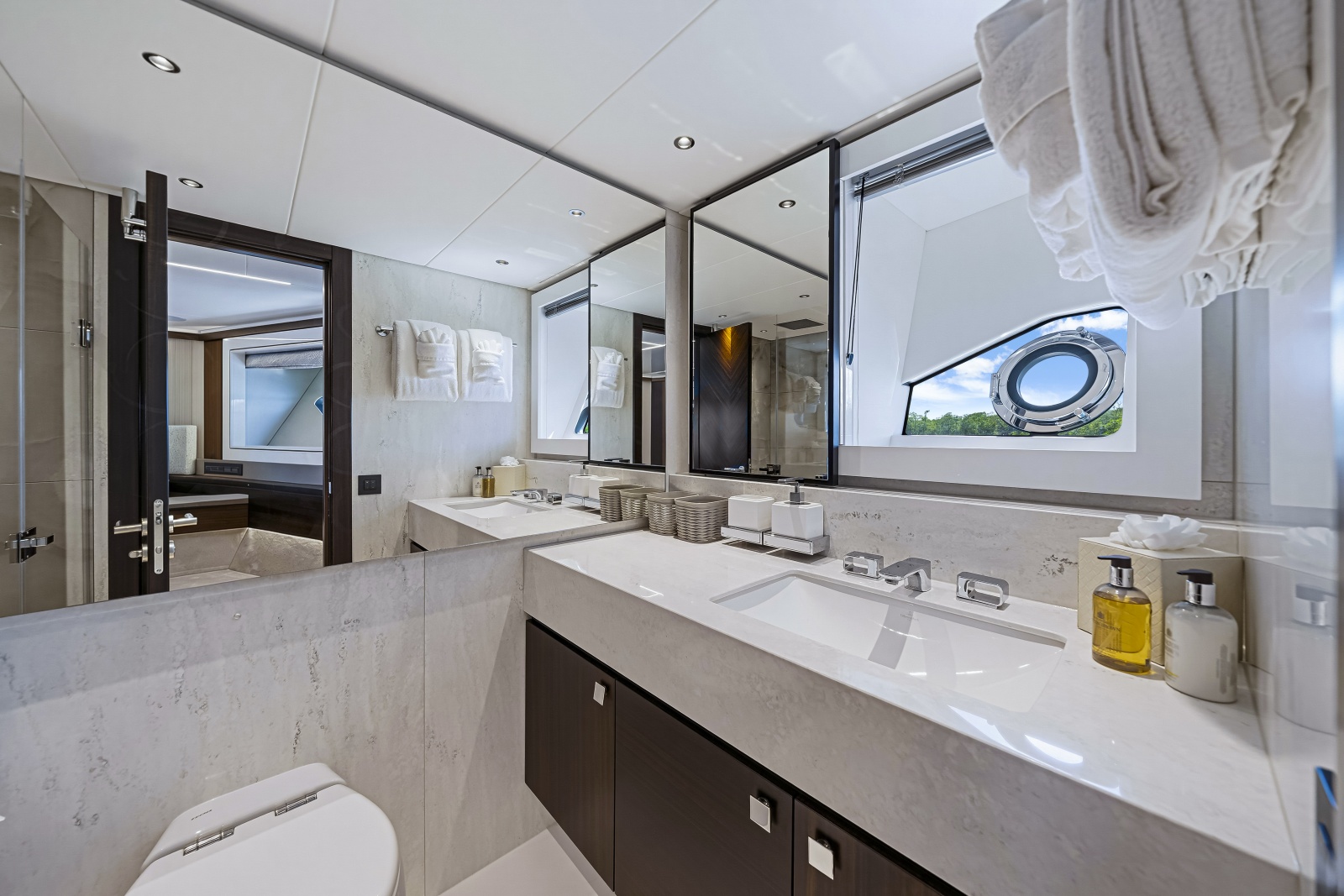 2025 Sunseeker 90 Ocean Enclosed