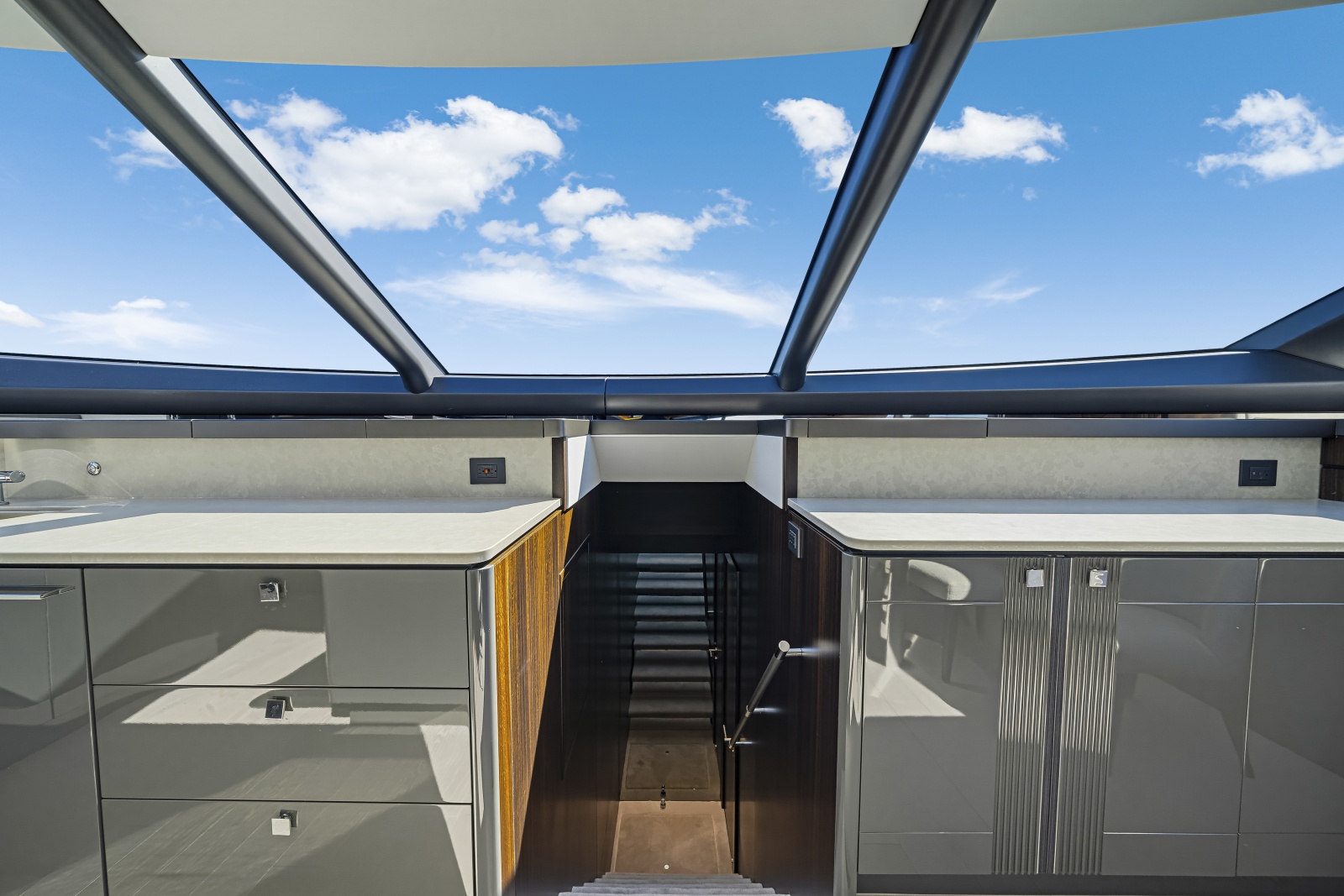 2025 Sunseeker 90 Ocean Enclosed