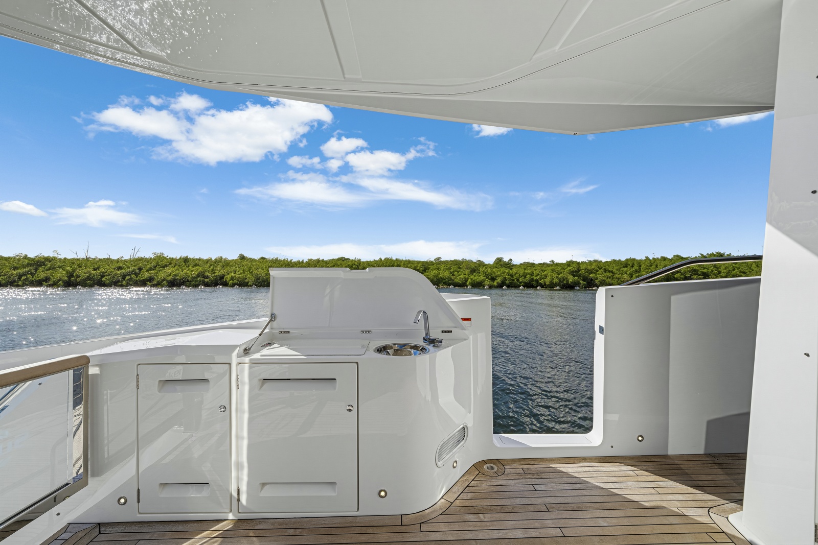 2025 Sunseeker 90 Ocean Enclosed