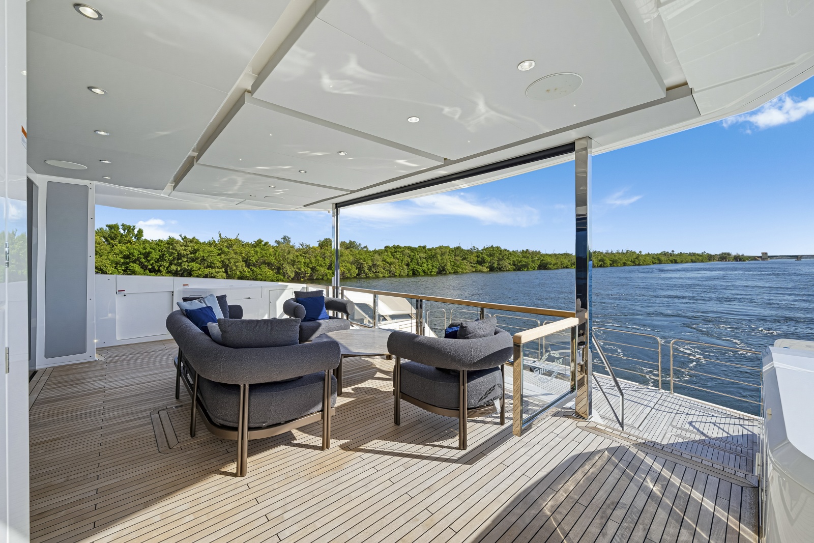 2025 Sunseeker 90 Ocean Enclosed