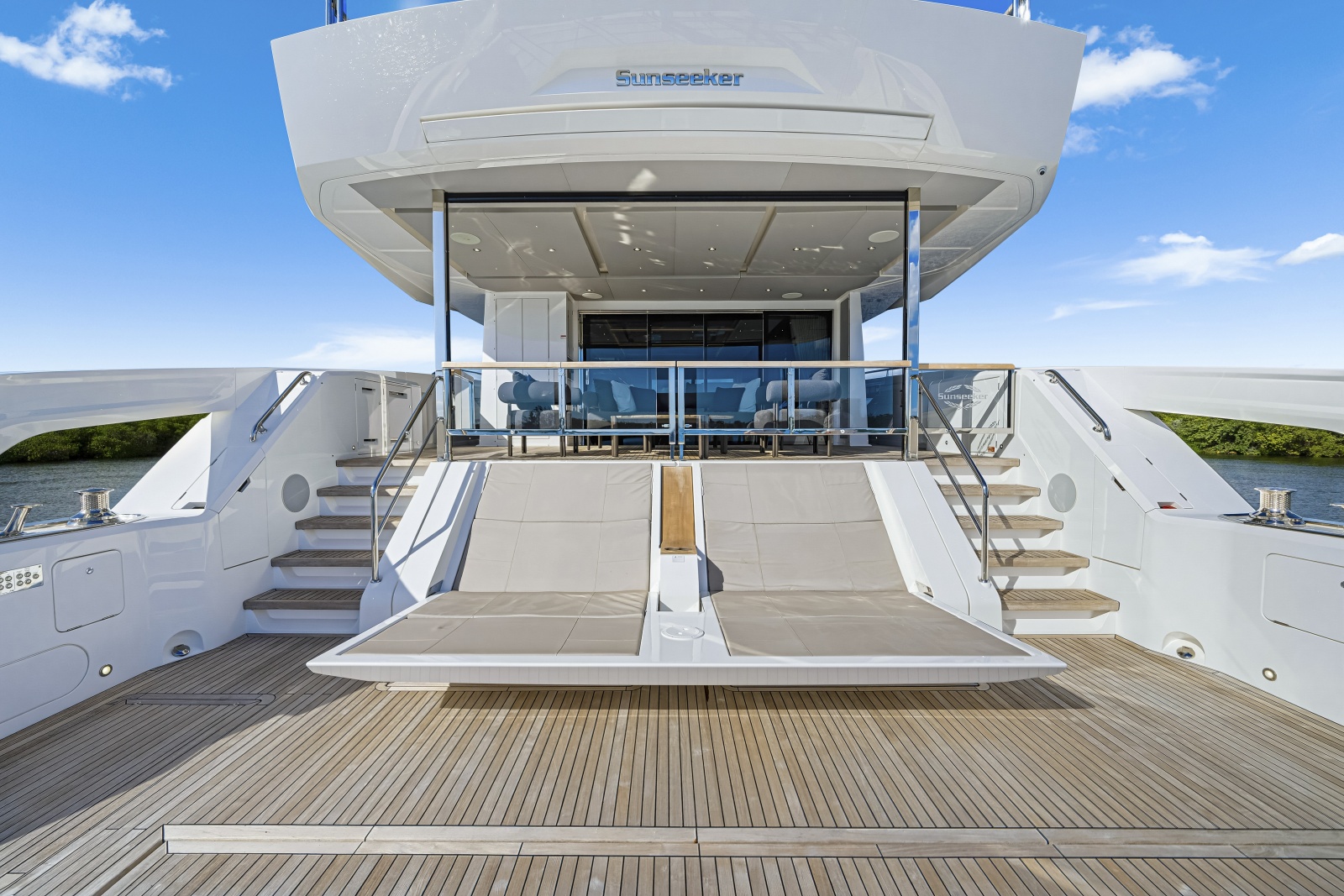 2025 Sunseeker 90 Ocean Enclosed
