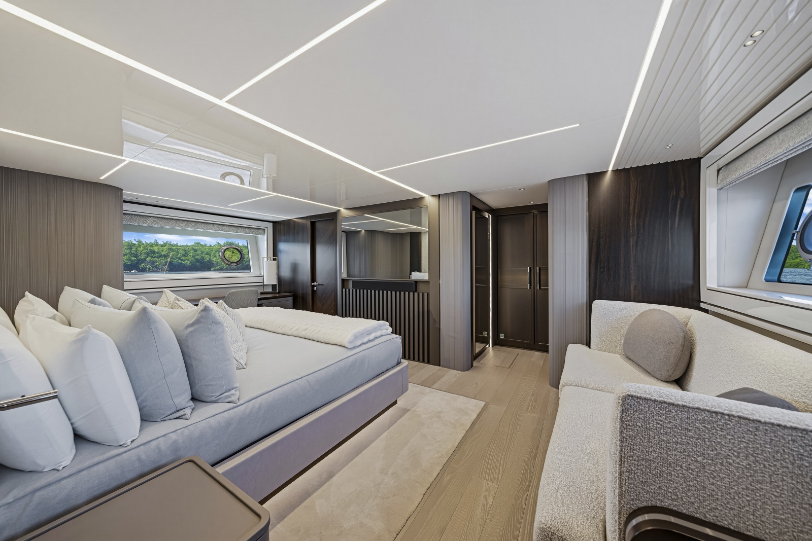 2025 Sunseeker 90 Ocean Enclosed
