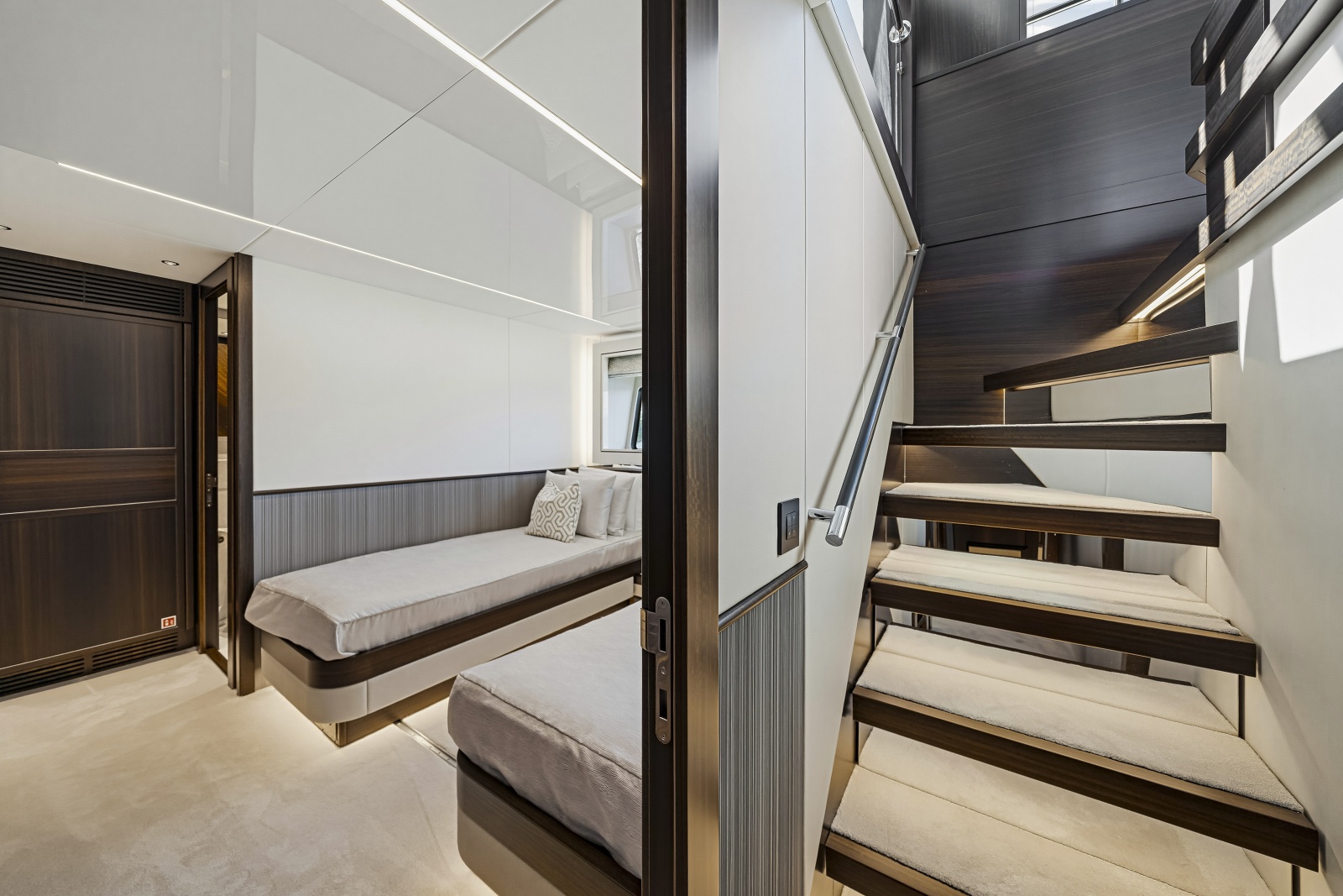 2025 Sunseeker 90 Ocean Enclosed