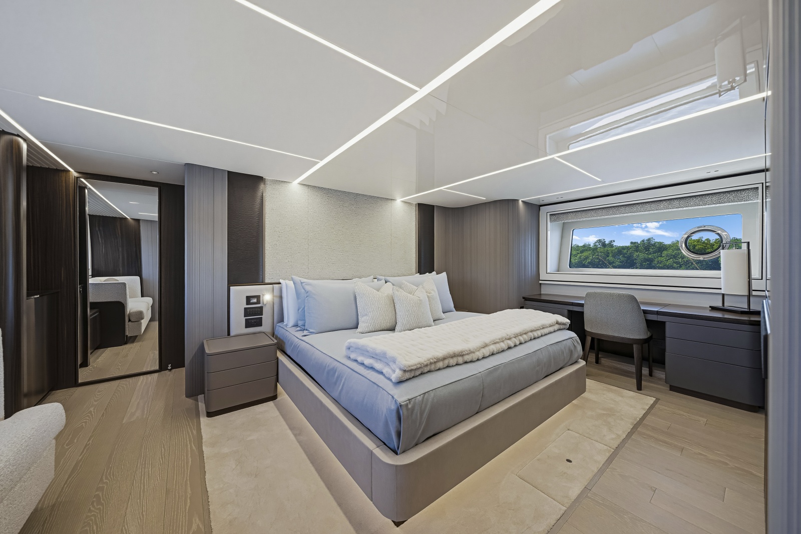 2025 Sunseeker 90 Ocean Enclosed
