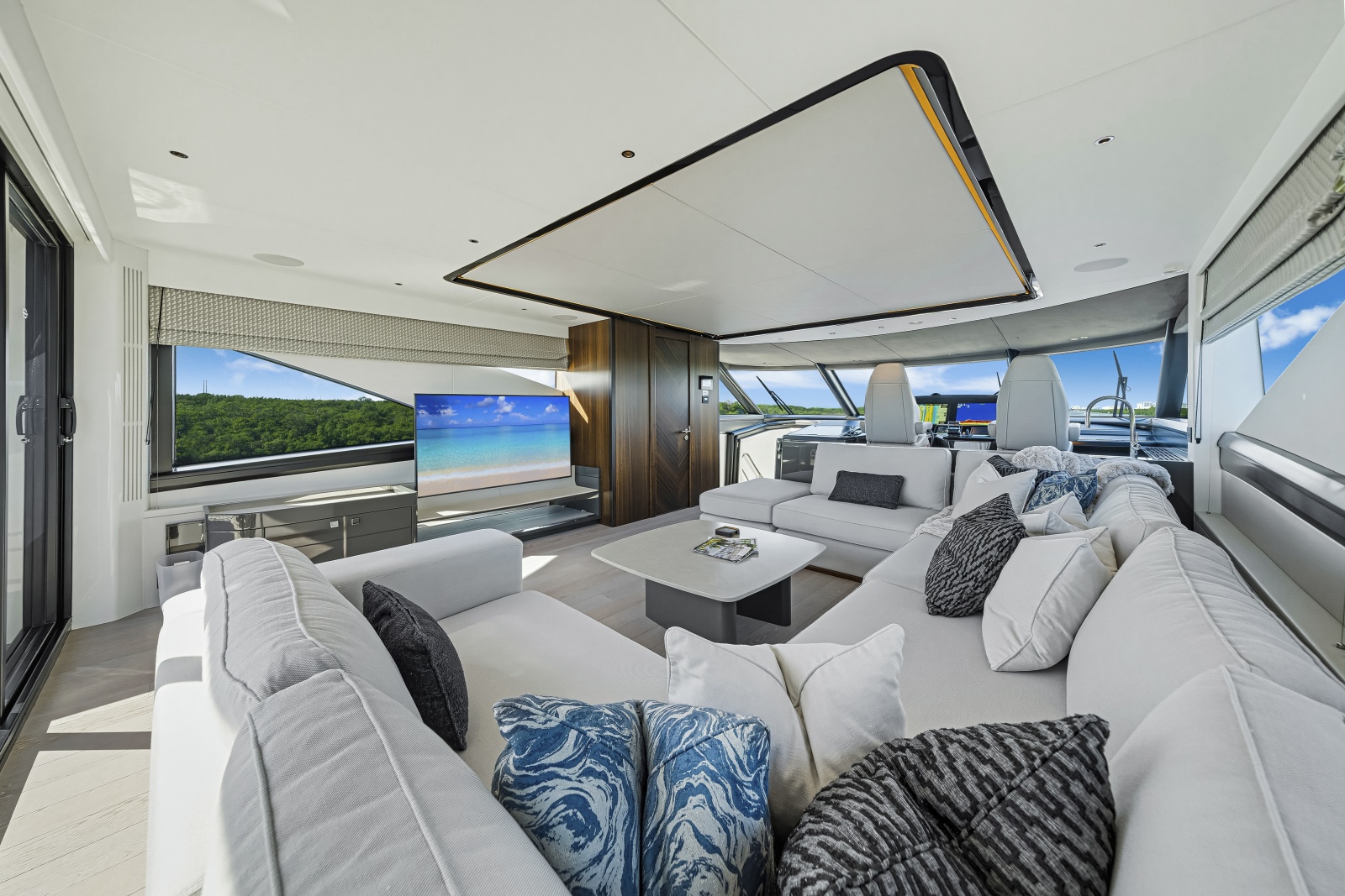 2025 Sunseeker 90 Ocean Enclosed
