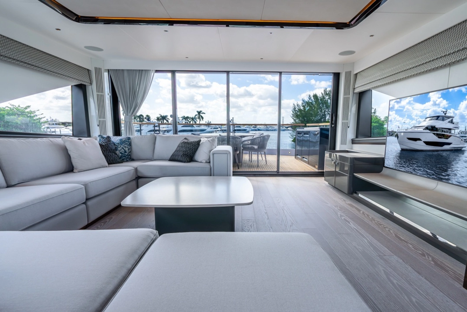 2025 Sunseeker 90 Ocean Enclosed