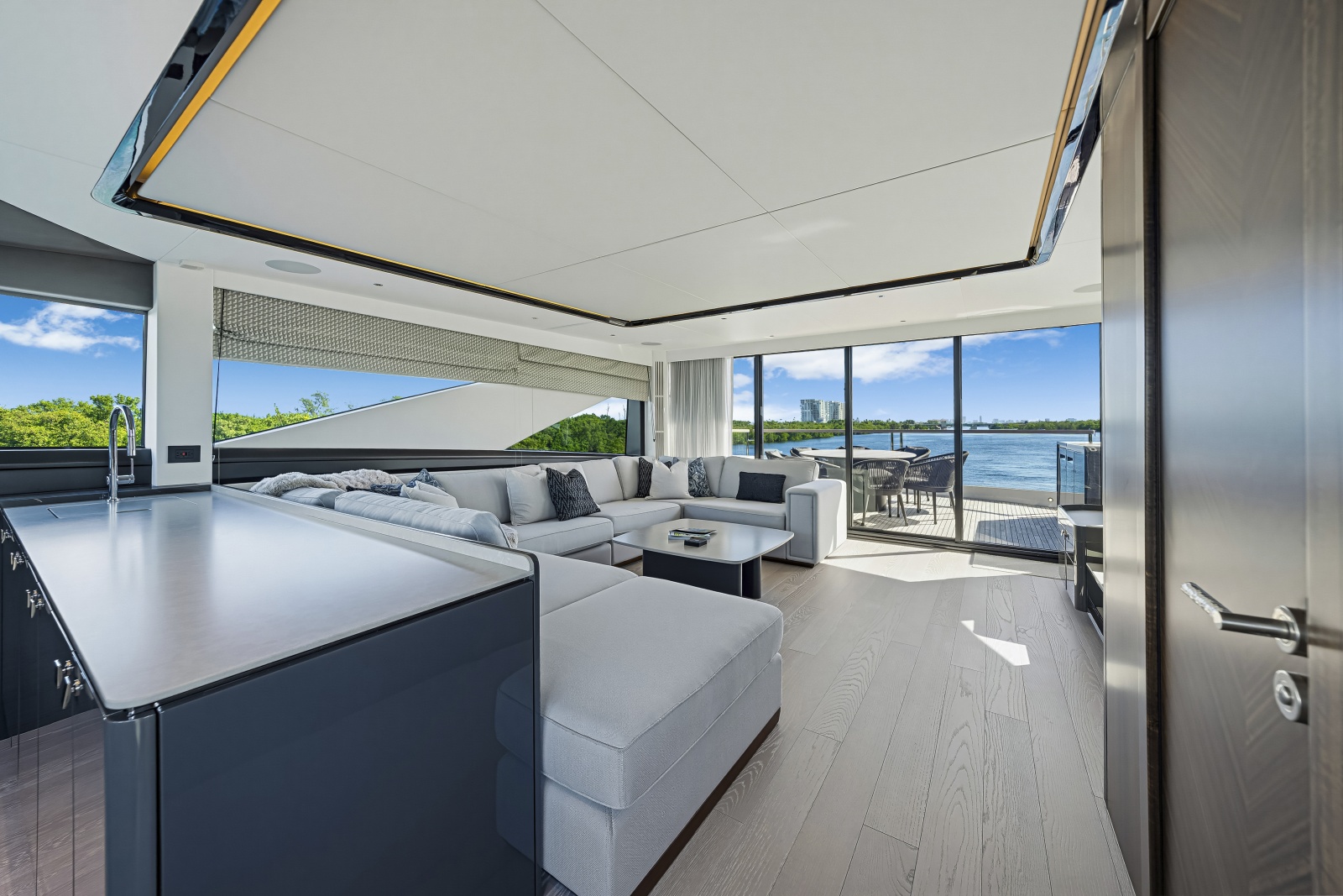 2025 Sunseeker 90 Ocean Enclosed