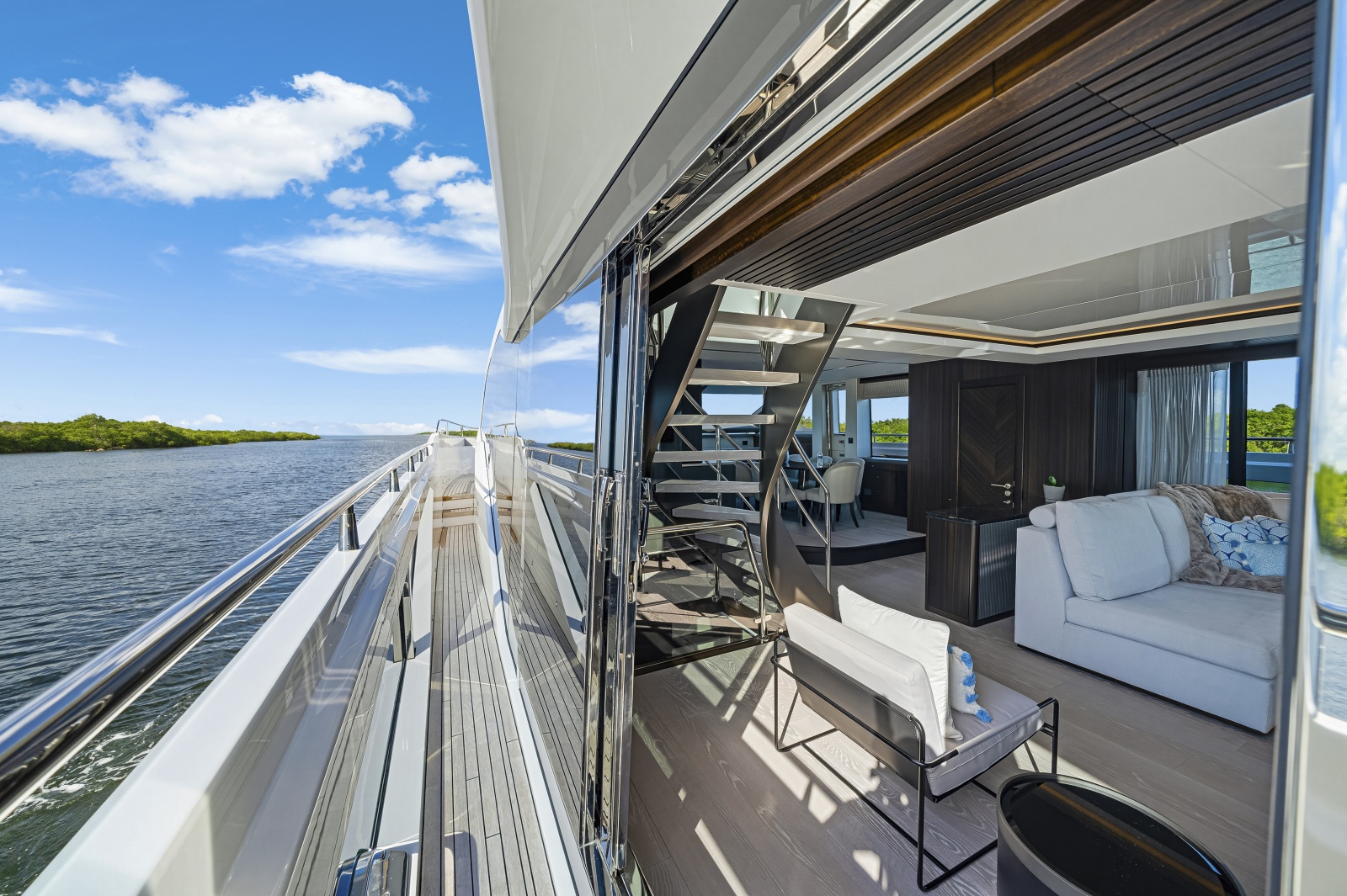 2025 Sunseeker 90 Ocean Enclosed