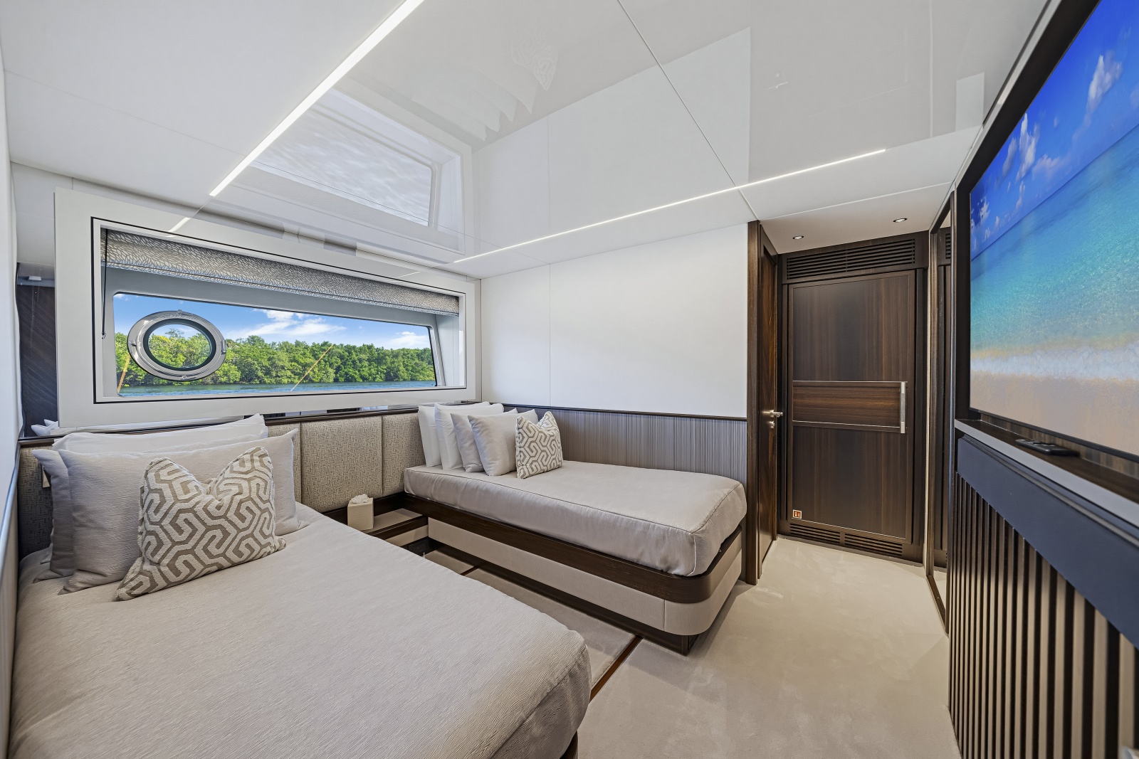 2025 Sunseeker 90 Ocean Enclosed