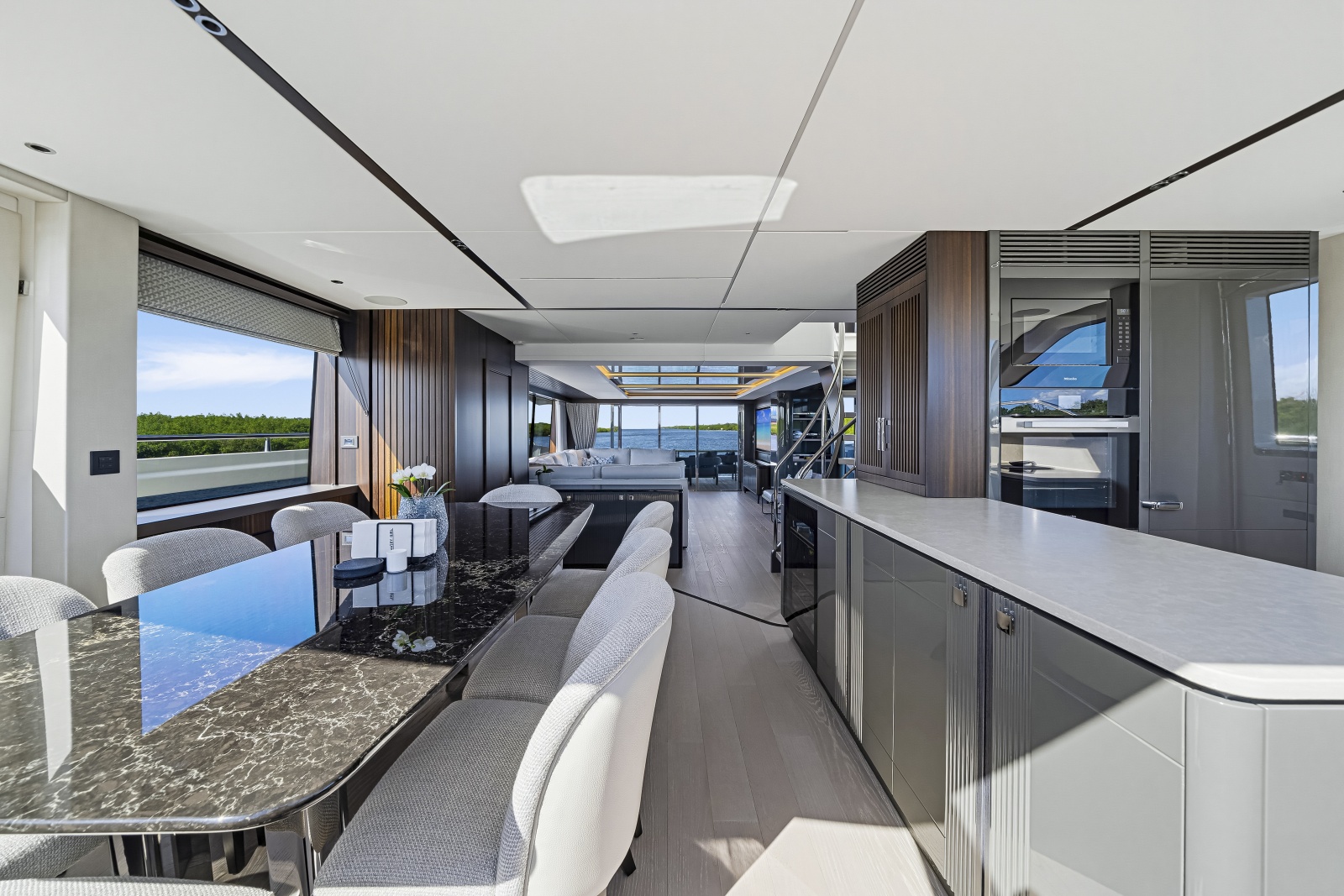 2025 Sunseeker 90 Ocean Enclosed