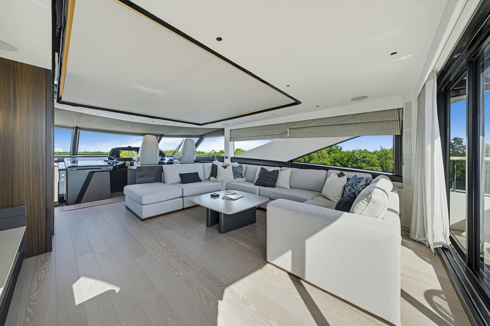 2025 Sunseeker 90 Ocean Enclosed
