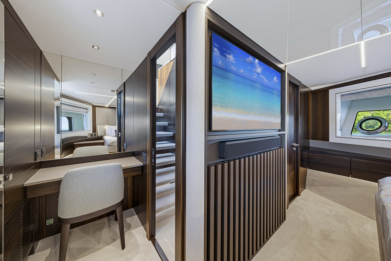 2025 Sunseeker 90 Ocean Enclosed