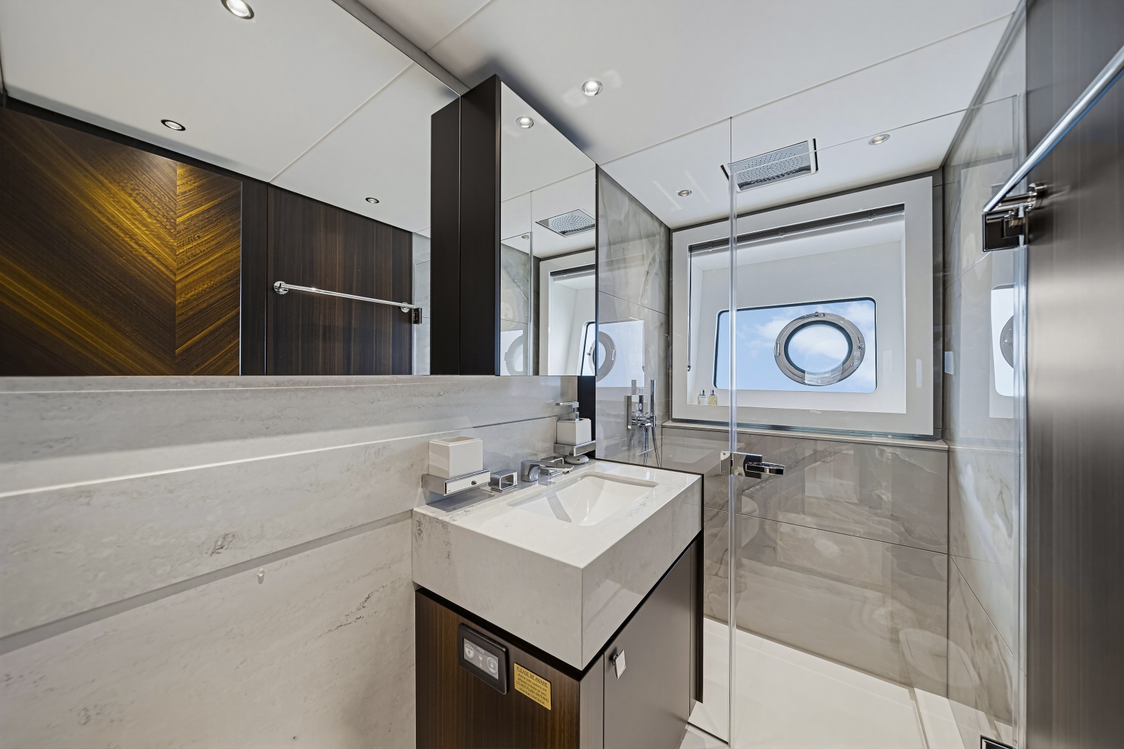 2025 Sunseeker 90 Ocean Enclosed
