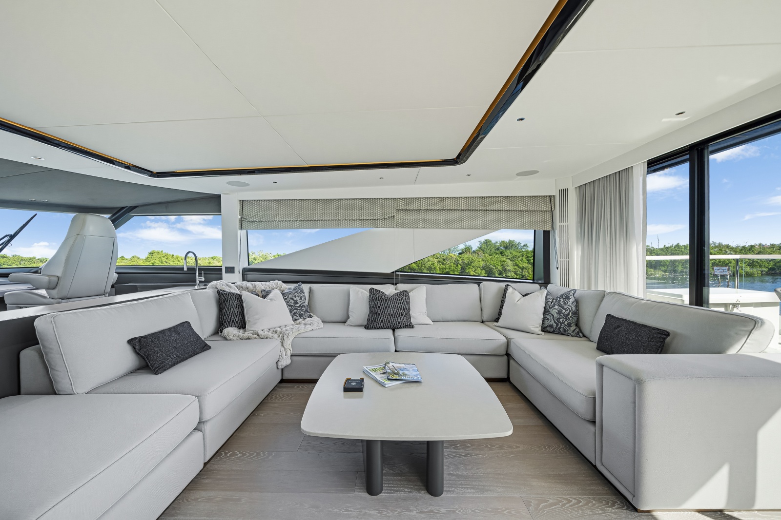 2025 Sunseeker 90 Ocean Enclosed