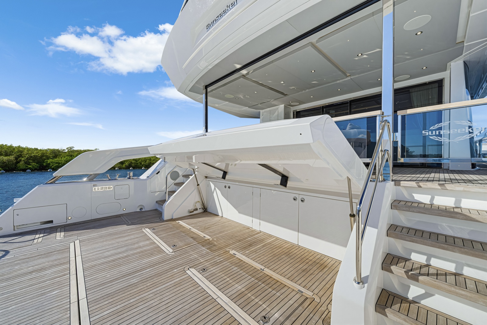 2025 Sunseeker 90 Ocean Enclosed
