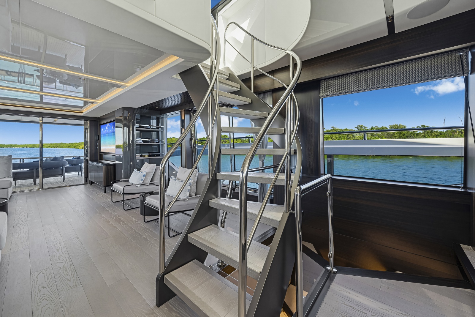 2025 Sunseeker 90 Ocean Enclosed
