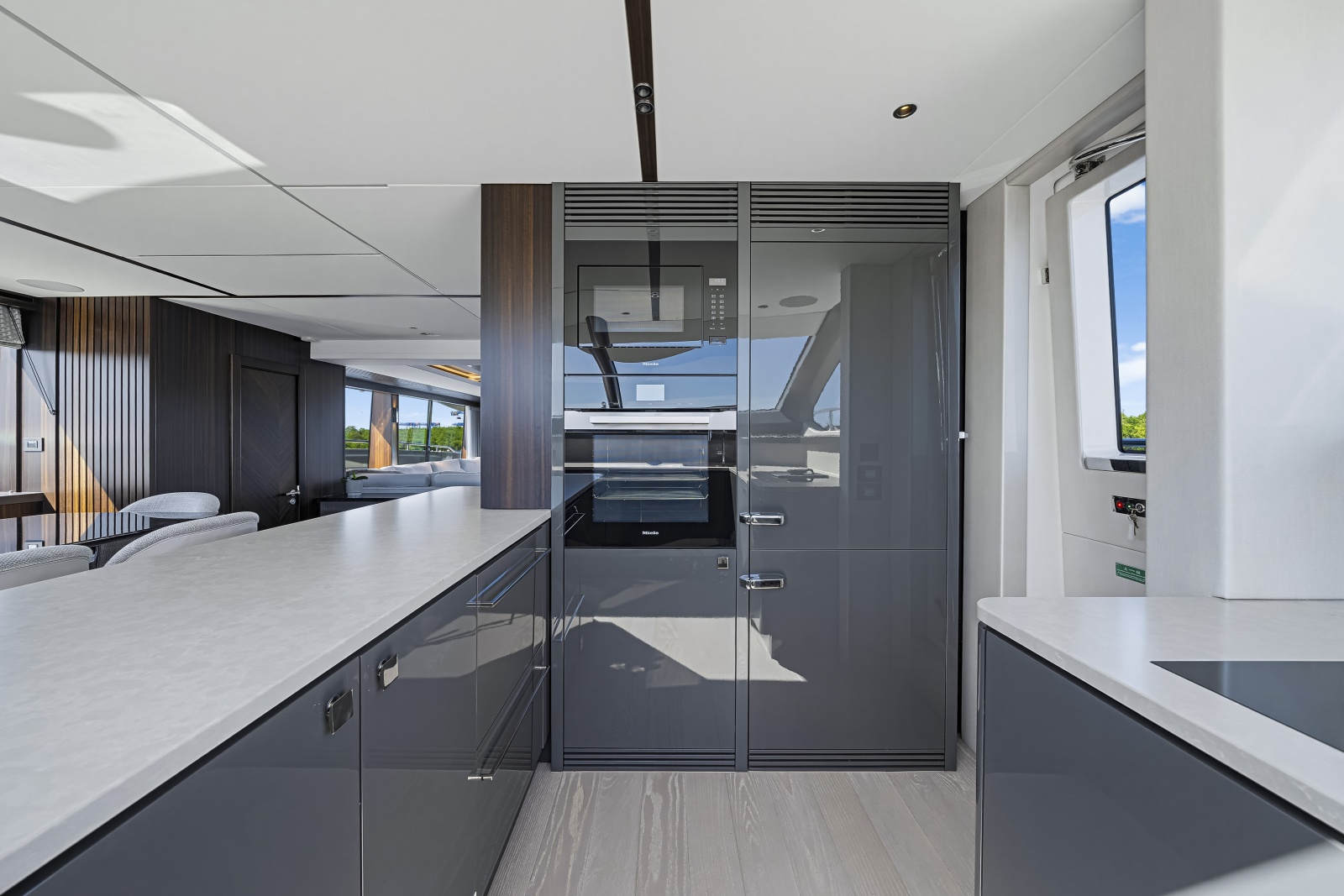 2025 Sunseeker 90 Ocean Enclosed