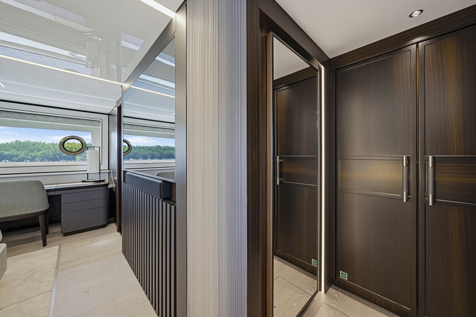 2025 Sunseeker 90 Ocean Enclosed