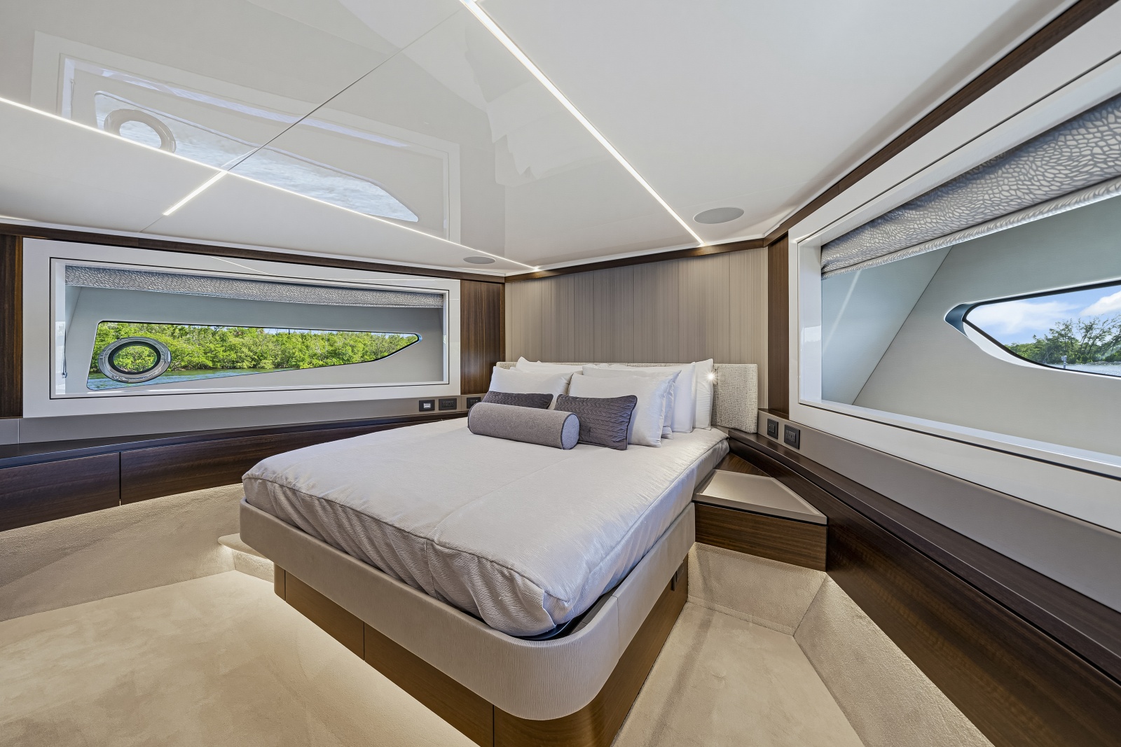 2025 Sunseeker 90 Ocean Enclosed