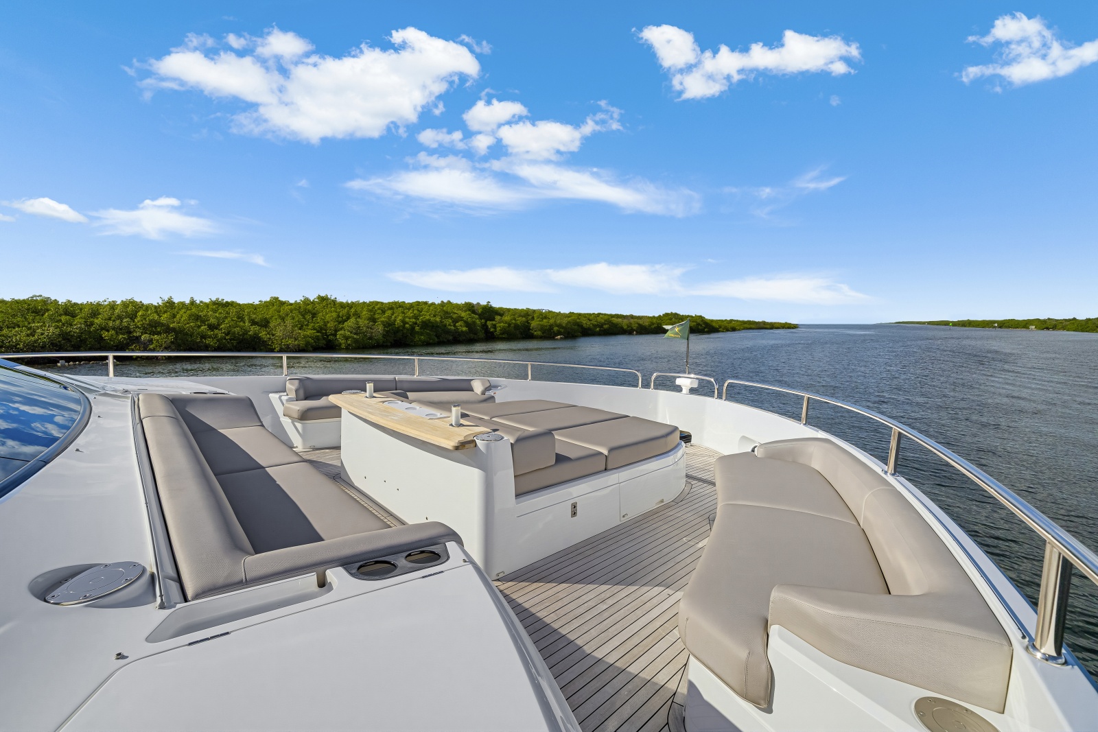 2025 Sunseeker 90 Ocean Enclosed