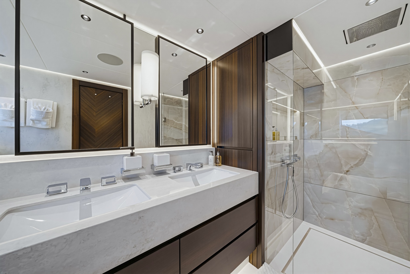 2025 Sunseeker 90 Ocean Enclosed