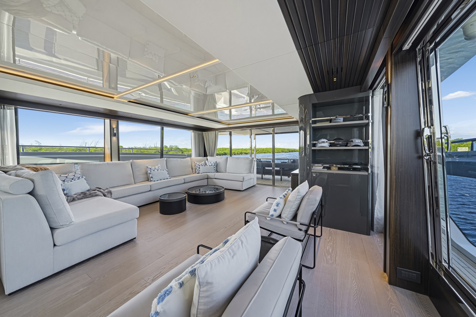 2025 Sunseeker 90 Ocean Enclosed