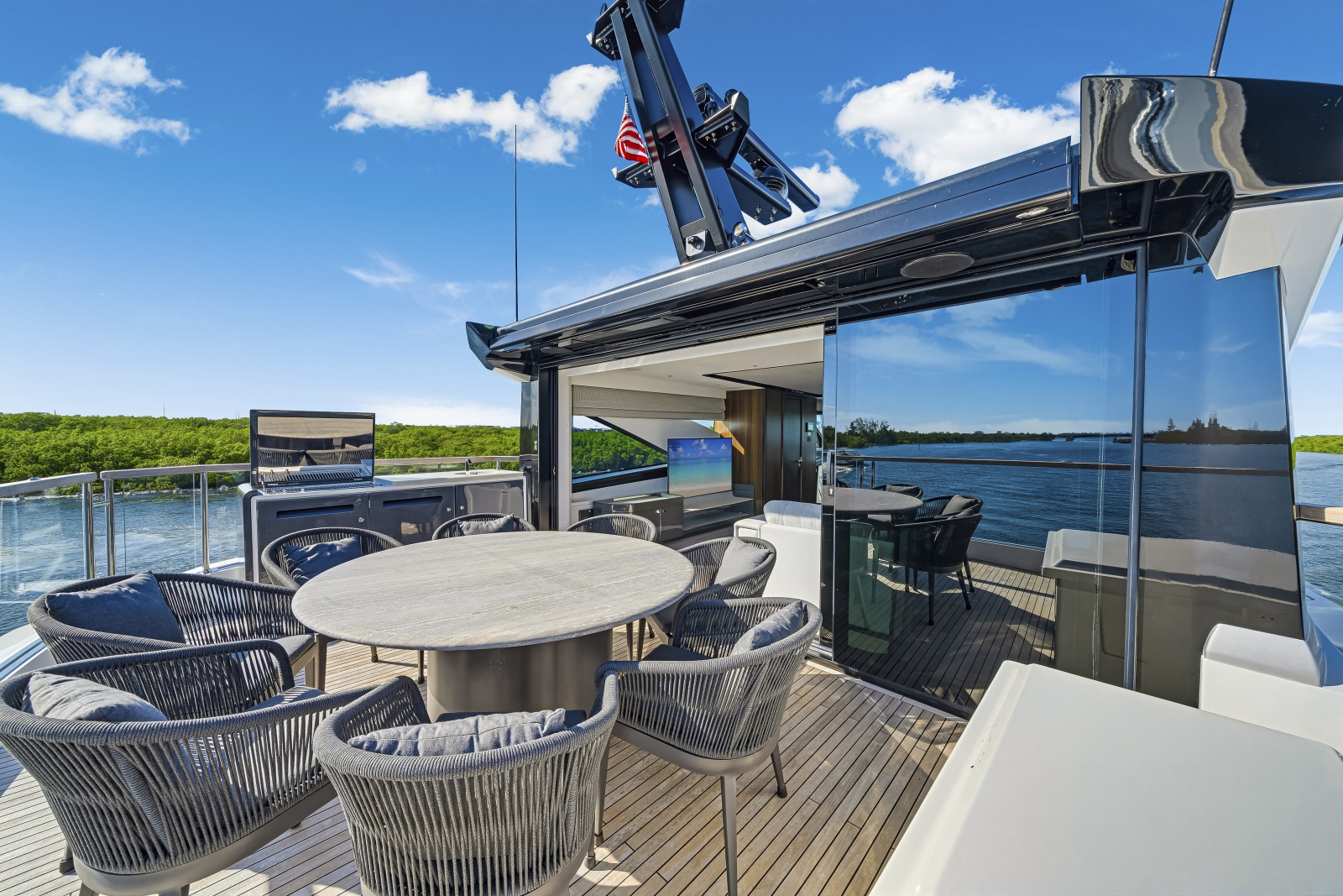 2025 Sunseeker 90 Ocean Enclosed