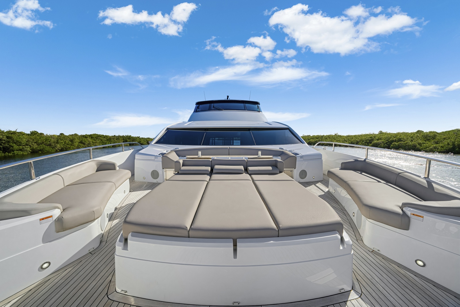 2025 Sunseeker 90 Ocean Enclosed
